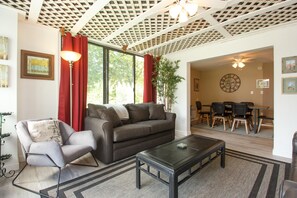 Apartemen, Beberapa Tempat Tidur, perapian, pemandangan kebun (Coles Bay Beaches Golf Trails) | Area keluarga | TV dan perapian