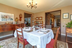 Appartement, 1 grand lit, foyer, vue sur le jardin (Bathroom and Full Breakfast) | Restauration