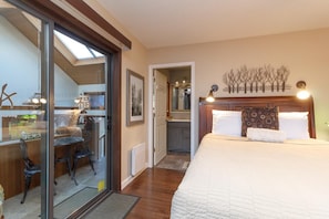 Appartement, 1 grand lit, foyer, vue sur le jardin (Bathroom and Full Breakfast) | 1 chambre, accès au Wi-Fi (inclus)