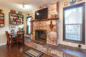 Apartment, 1 Queen Bed, Fireplace, Garden View (Bathroom and Full Breakfast) | Interior