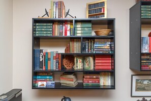 Interior - Cole's Bay Vacation Retreat Library Room (Sidney)