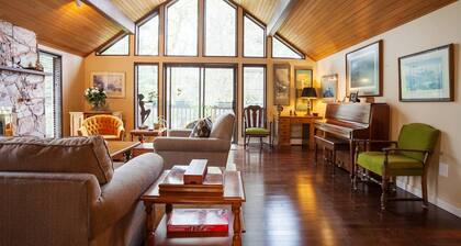 Cole's Bay Vacation Retreat Library Room