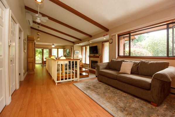 Ferienhaus, Mehrere Betten, Kamin, Gartenblick (Petie's Cottage) | Wohnbereich | Fernseher, Kamin