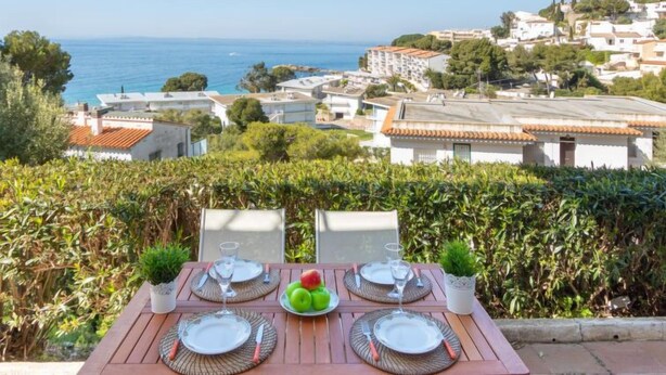Outdoor dining - Global Xavi - By Global Rental Holidays 8204 (Roses)