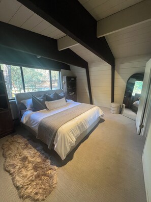 3 chambres, bureau, fer et planche à repasser, lit de bébé portatif