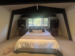 3 soverom, skrivebord, strykejern/-brett og reiseseng for barn