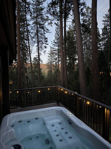 Cozy 3-Level cabin in Groveland with WiFi, stunning views, deck and hot tub