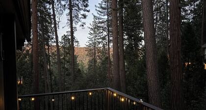 Cozy 3-Level cabin in Groveland with WiFi, stunning views, deck and hot tub