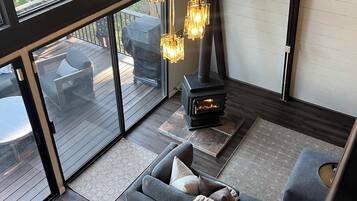 Téléviseur connecté, foyer, jeux vidéo, livres