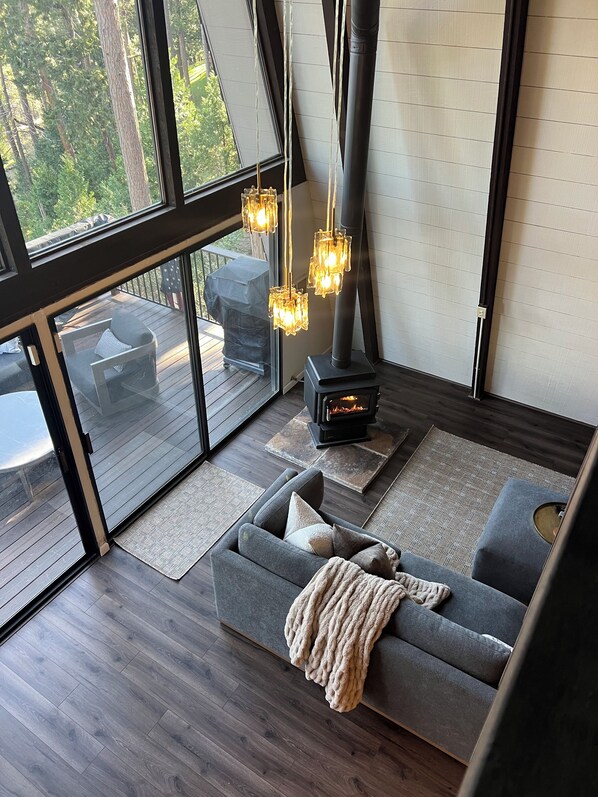 TV connectée, cheminée, jeux vidéo, livres