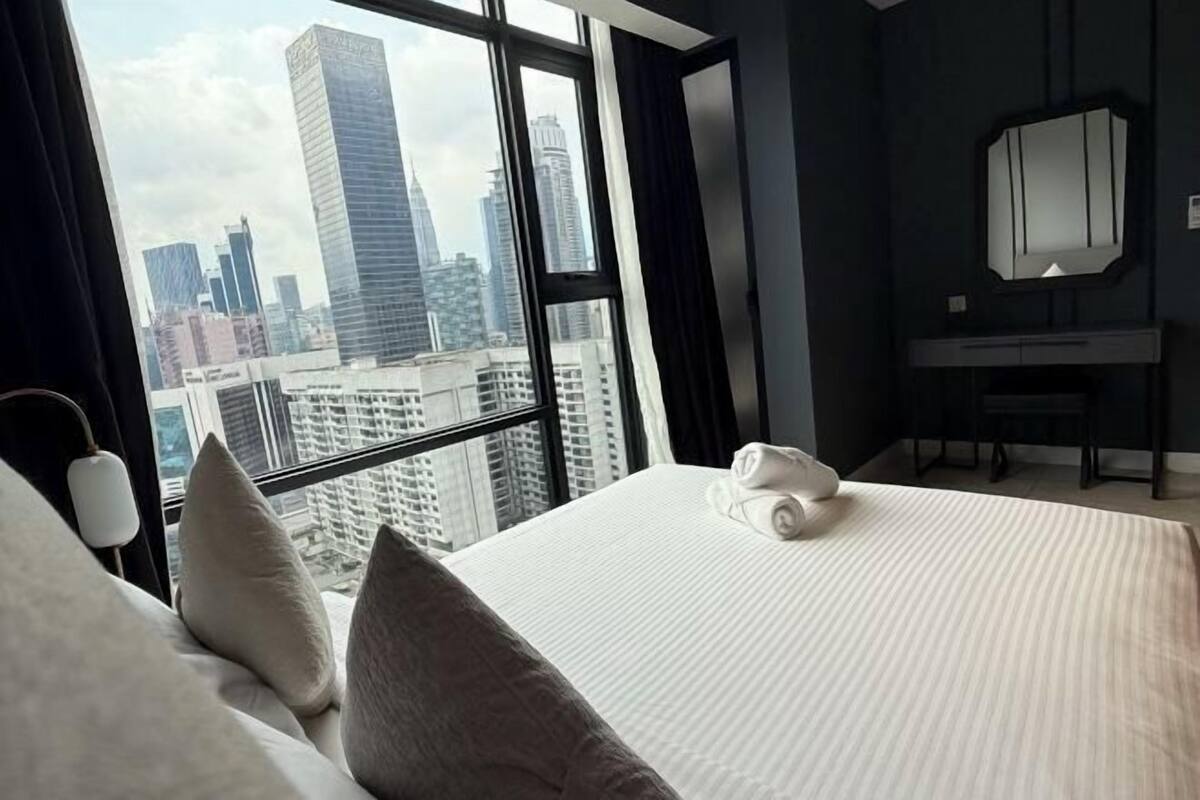 Pengeskab på værelset, skrivebord, lydisolering, strygejern/strygebræt