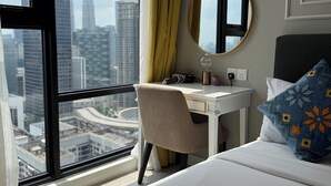 Una habitación de hotel con escritorio, silla y cama.