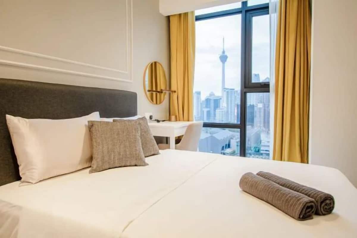 Värdeförvaringsskåp på rummet, skrivbord och ljudisolering