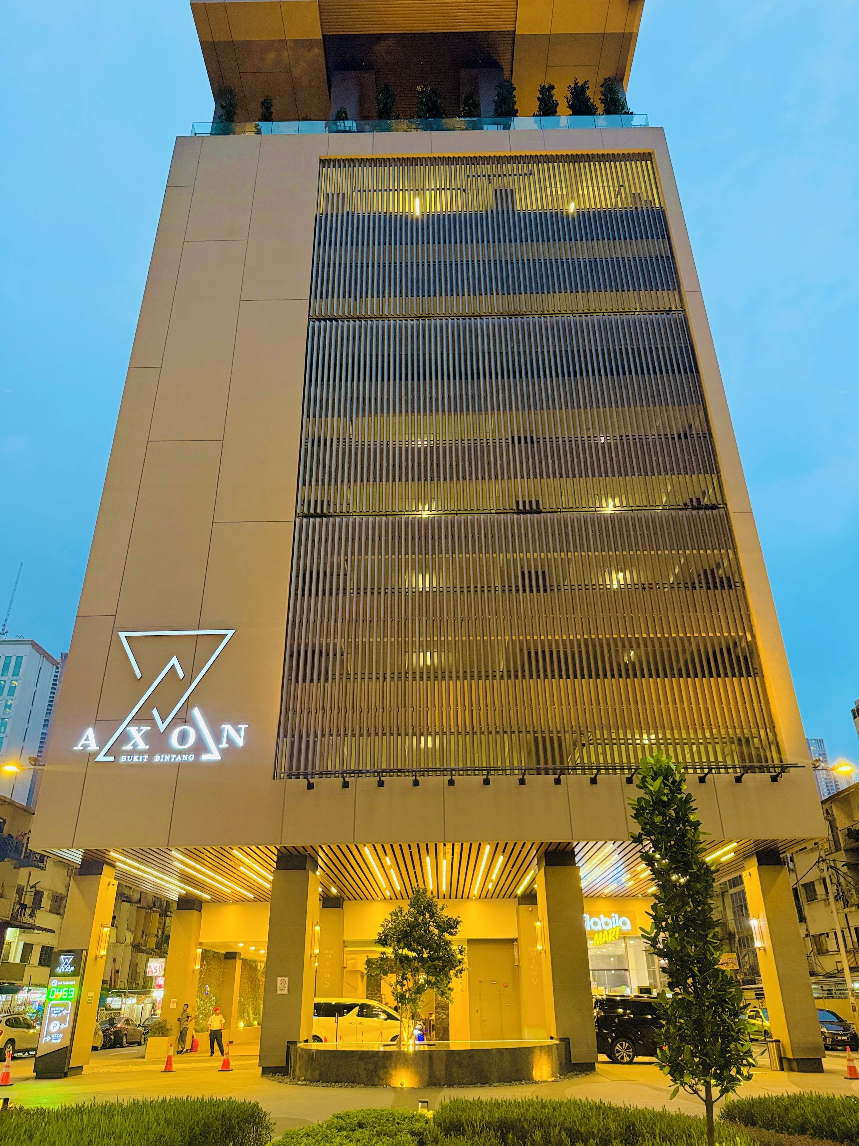 Un edificio moderno con un logotipo destacado en la fachada.
