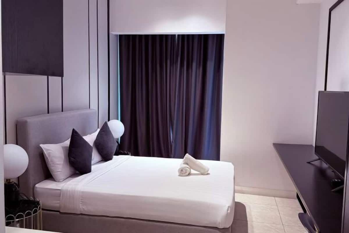 Zimmersafe, Schreibtisch, schallisolierte Zimmer, Bügeleisen/Bügelbrett