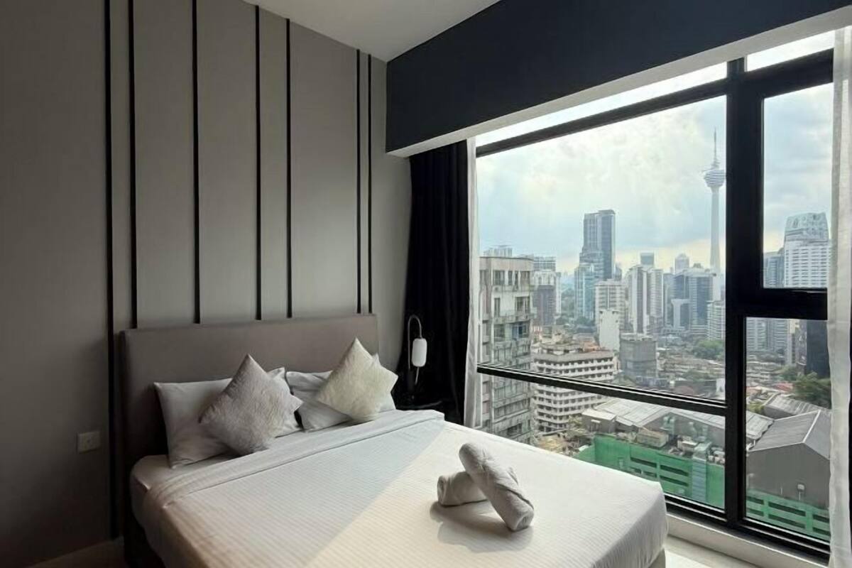 Pengeskab på værelset, skrivebord, lydisolering, strygejern/strygebræt