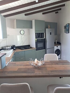 ثلاجة، ميكروويف، فرن، موقد طهي مسطح