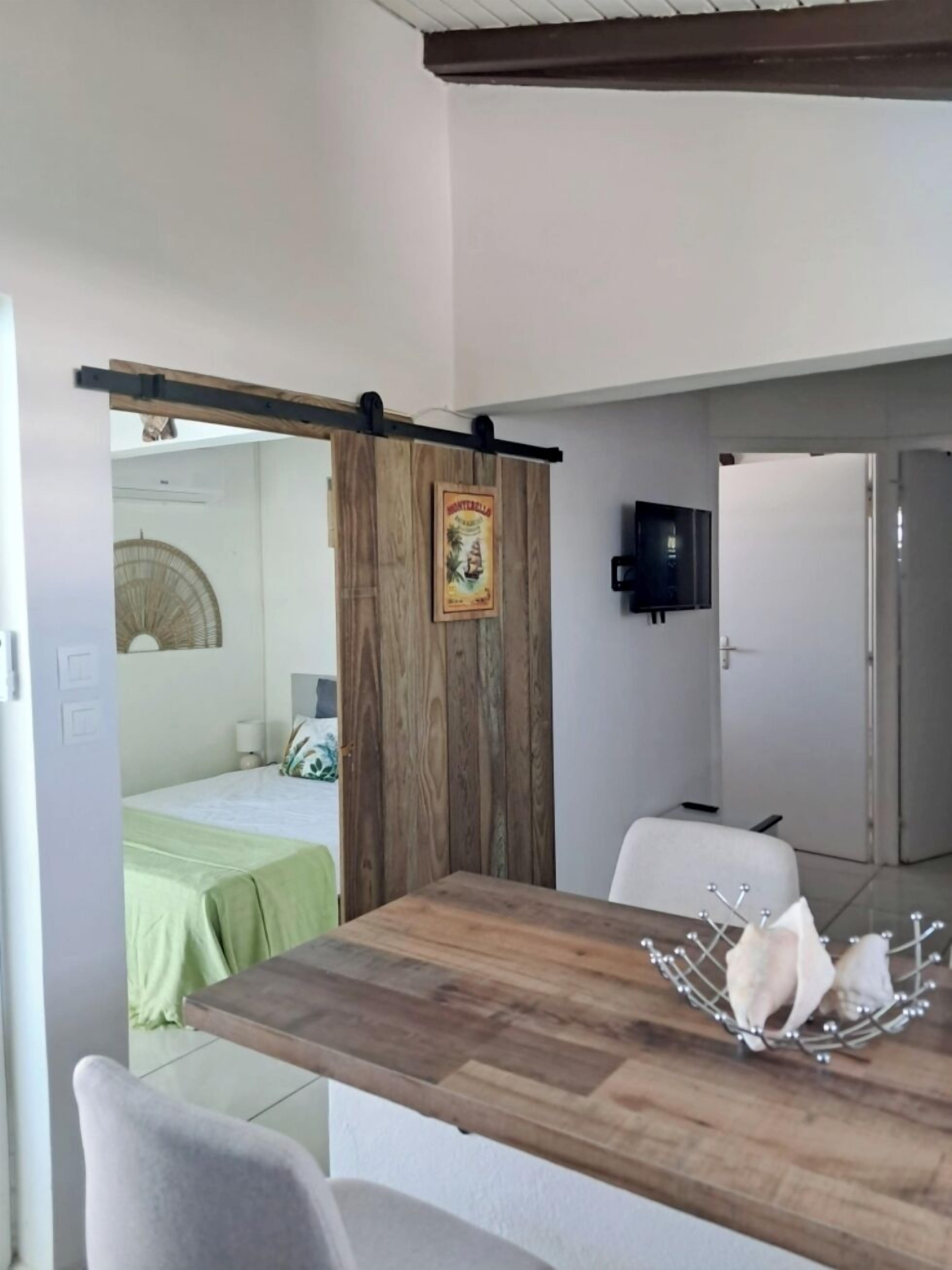 1 slaapkamer, een strijkplank/strijkijzer, gratis wifi, beddengoed