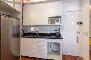 Kühlschrank, Mikrowelle, Herdplatte, Wasserkocher mit Kaffee-/Teezubehör