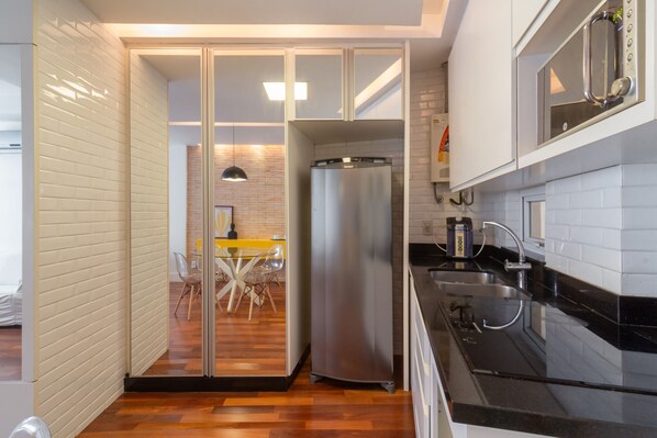 Kühlschrank, Mikrowelle, Herdplatte, Wasserkocher mit Kaffee-/Teezubehör