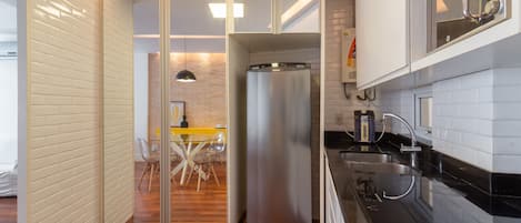 Réfrigérateur, micro-ondes, plaque de cuisson, cafetiÚre/bouilloire