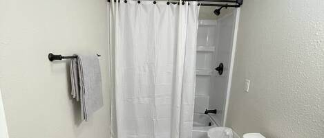 Bruser, hårtørrer, håndklæder, Sæbe