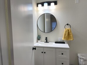 Regadera, secadora de cabello, toallas, jabón 