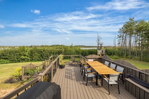 Bay Shore Country Home - Elegant and spacious home with beautiful water views