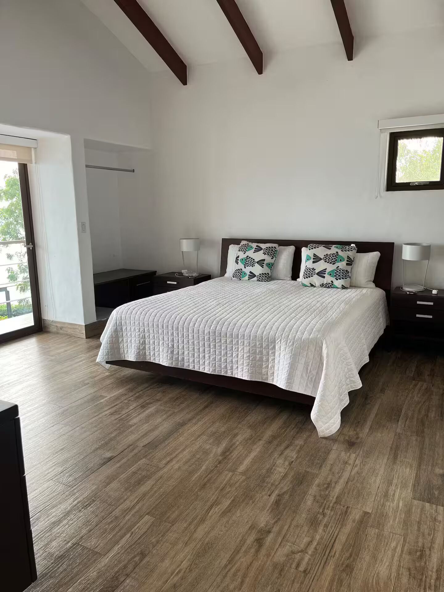 5 bedrooms, WiFi, bed sheets