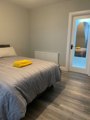 5 habitaciones, tabla de planchar con plancha y wifi gratis 