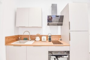 Geladeira, micro-ondas, fogão, cooktop
