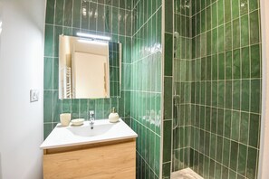 Dusche, Haartrockner, Handtücher