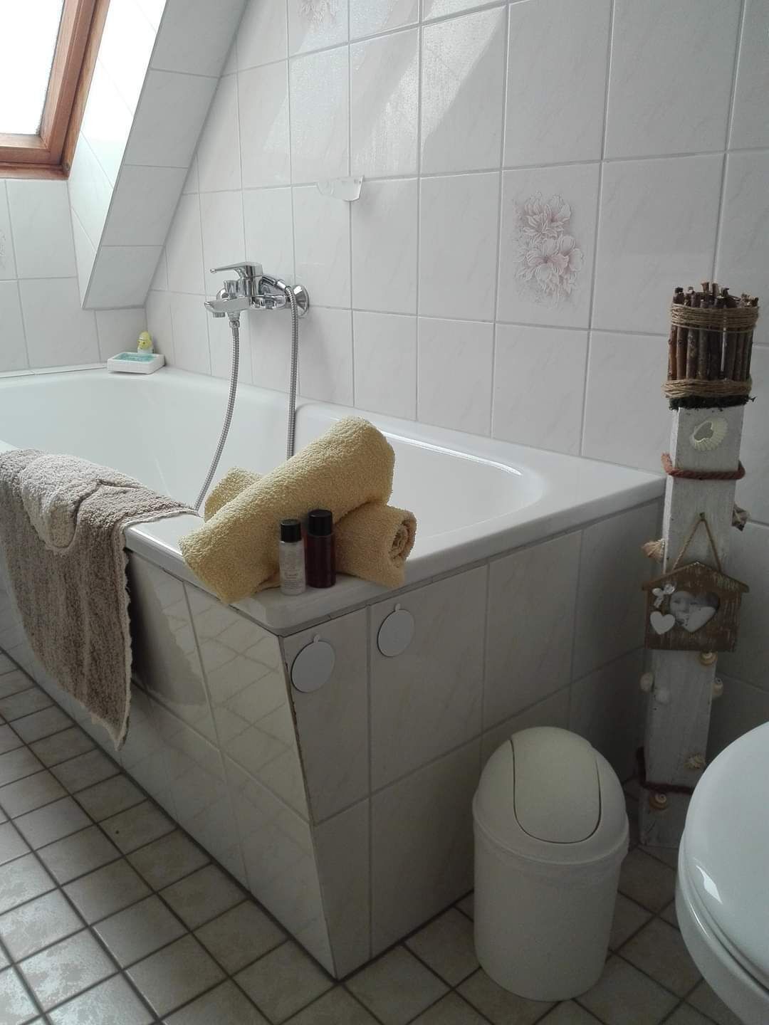 Haartrockner, Handtücher, Seife, Toilettenpapier