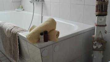 Haartrockner, Handtücher, Seife, Toilettenpapier