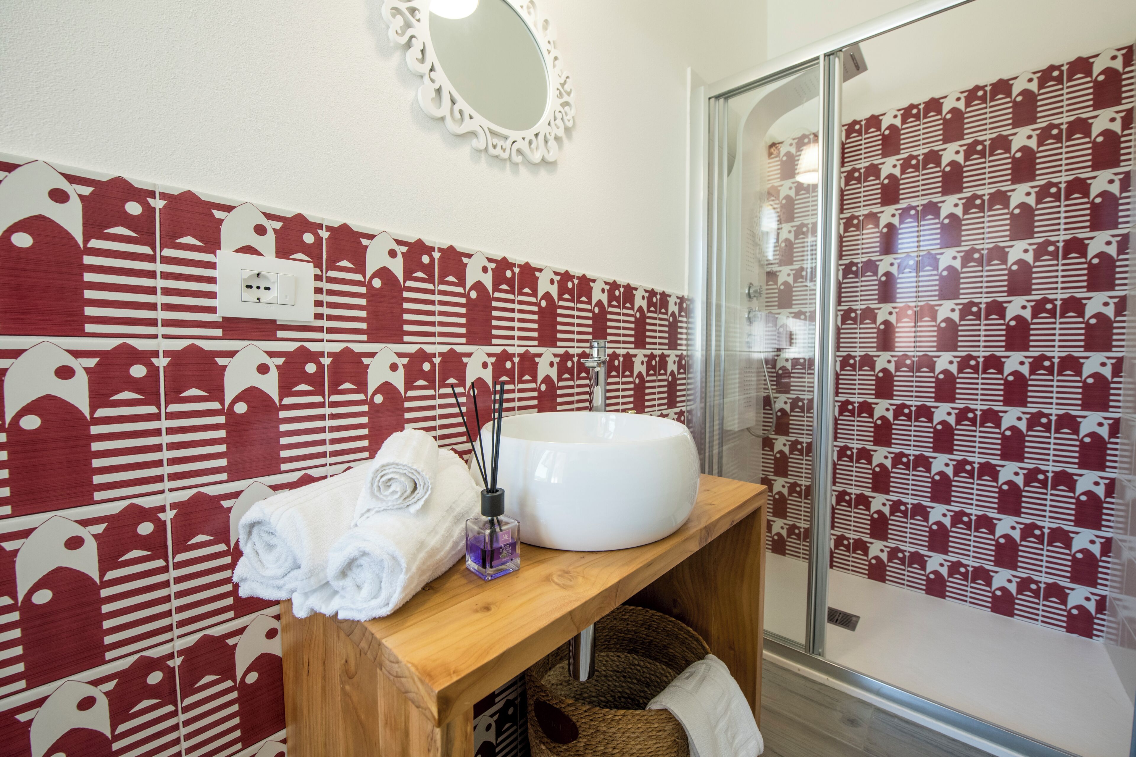 Asciugacapelli, asciugamani, sapone, carta igienica