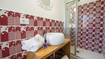 Haartrockner, Handtücher, Seife, Toilettenpapier