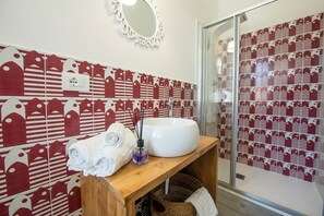 Haartrockner, Handtücher, Seife, Toilettenpapier