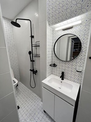 Haartrockner, Handtücher, Seife, Toilettenpapier