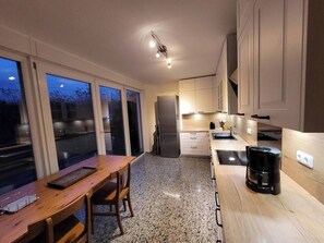 Fridge, oven, stovetop, dishwasher