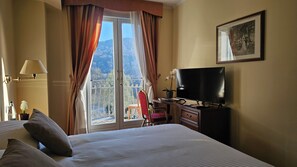 Superior-herbergi fyrir tvo - svalir - útsýni yfir vatn að hluta | Öryggishólf í herbergi, skrifborð, ókeypis þráðlaus nettenging