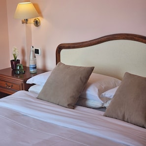 In-room safe, desk, free WiFi - Hotel Funicolare  (Alta Valle Intelvi)