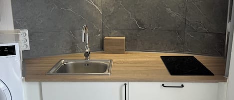 Réfrigérateur, micro-ondes, four, plaque de cuisson