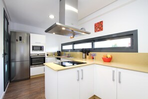 Geladeira, micro-ondas, fogão, lava-louças