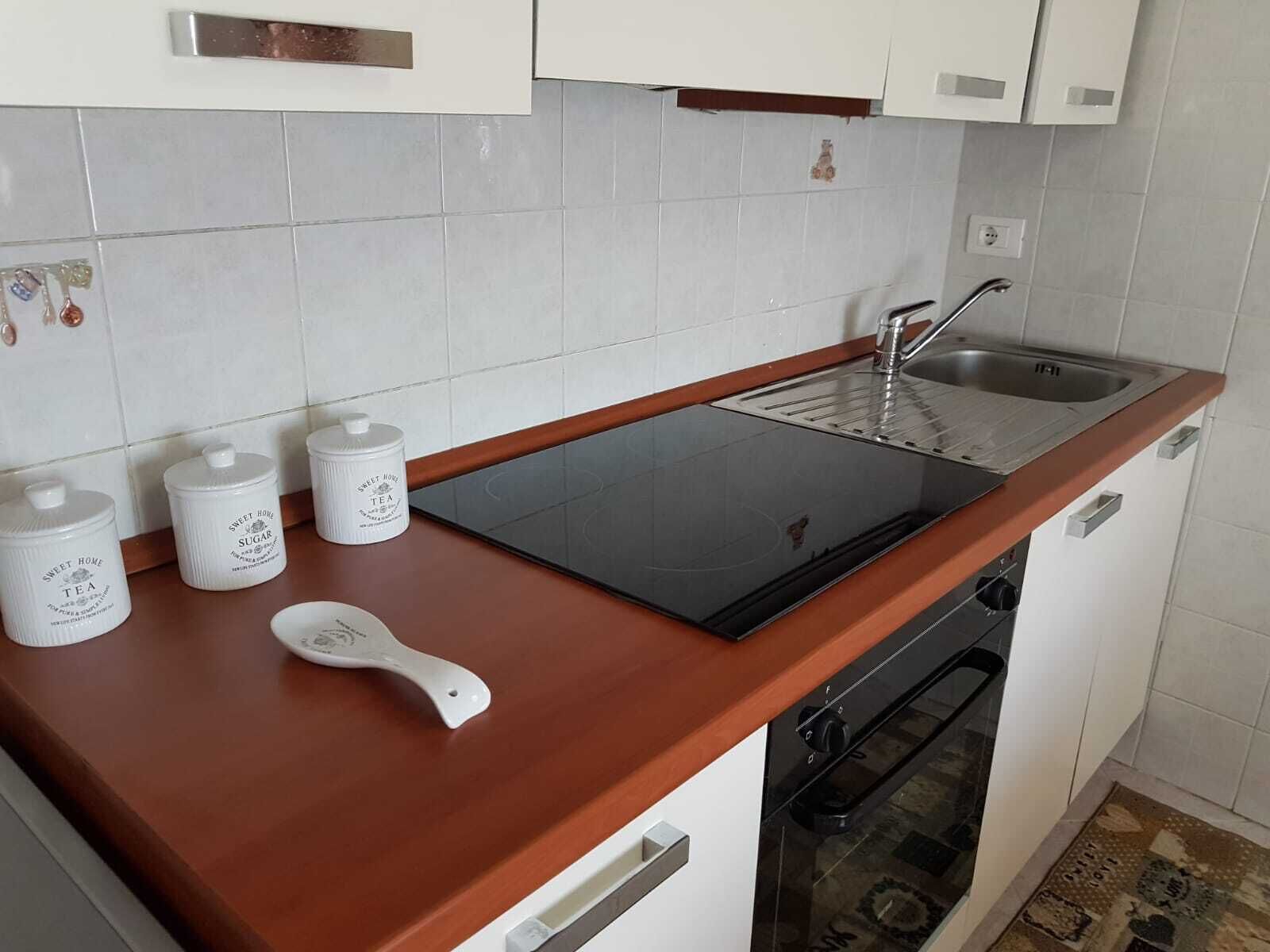 Frigorifero, forno, piano cottura, lavastoviglie
