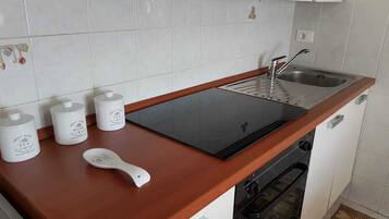 Frigorifero, forno, piano cottura, lavastoviglie