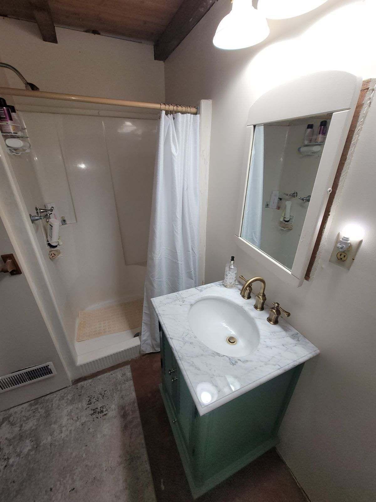 Een douche, een haardroger, een bidet, handdoeken