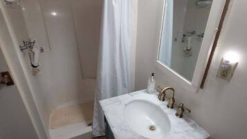 Een douche, een haardroger, een bidet, handdoeken