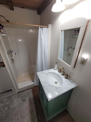 Dusche, Haartrockner, Bidet, Handtücher