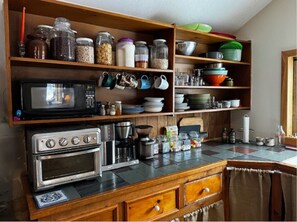 Refrigerador, microondas, parrilla de estufa y cafetera y tetera 