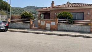 Vista frontal de la propiedad